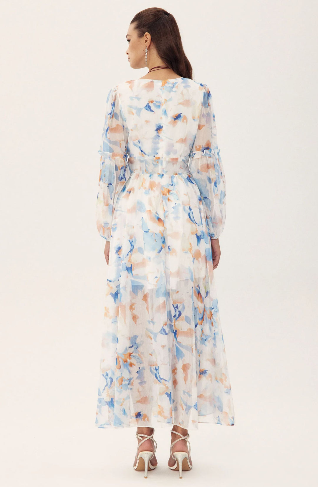 KYMA Modell trägt das bedruckte Midi-Kleid