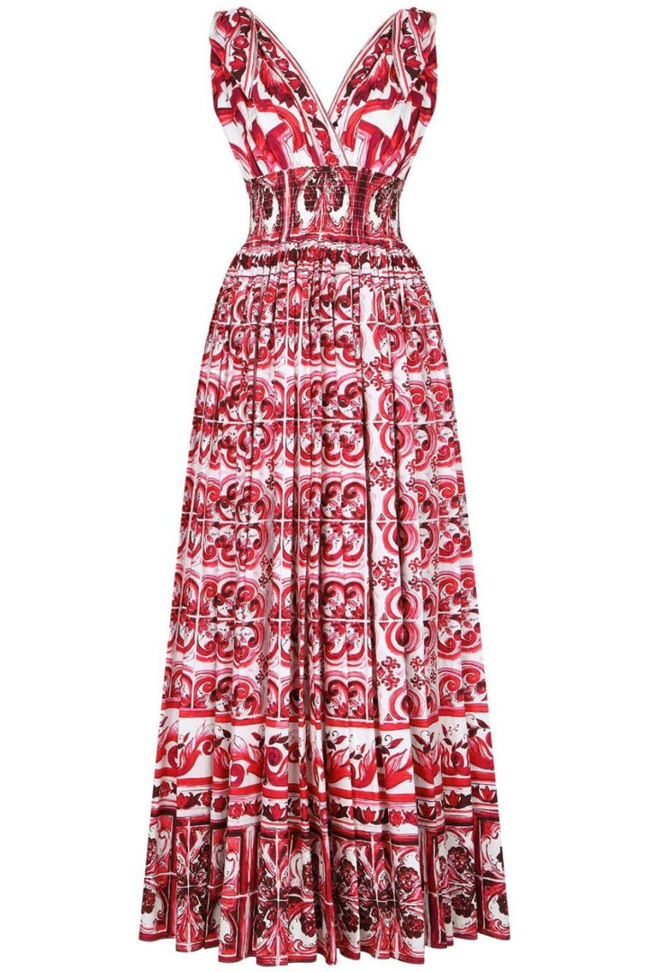 Model trägt das Sibyl Maxi-Kleid in einer sommerlichen Umgebung - KYMA