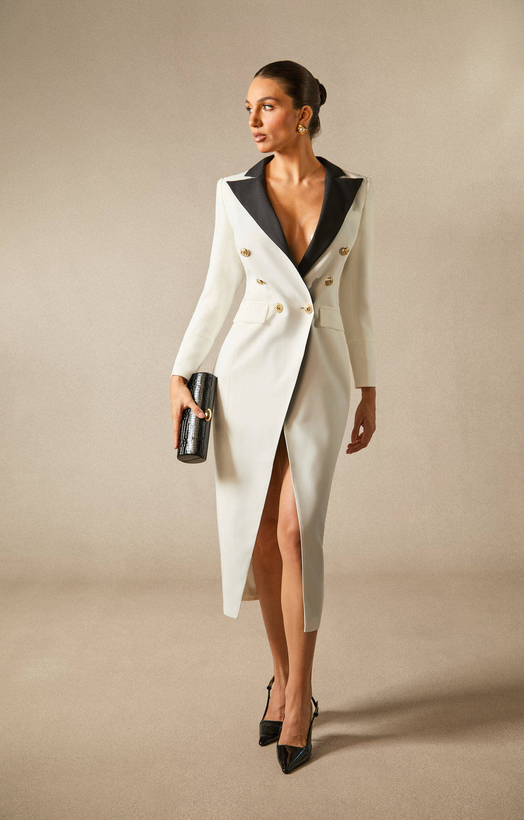 Der hohe Schlitz des Silas Colorblock Tuxedo Maxi Blazer Kleids - KYMA