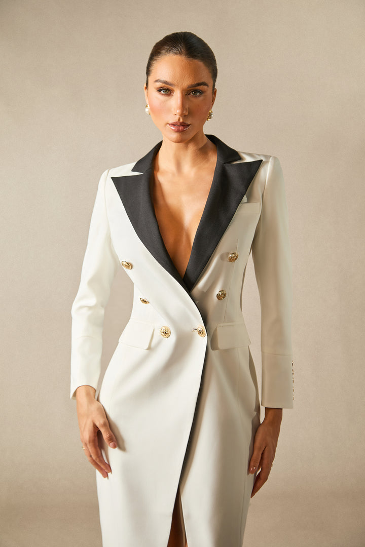 Eine Frau trägt das Silas Colorblock Tuxedo Maxi Blazer Kleid - KYMA
