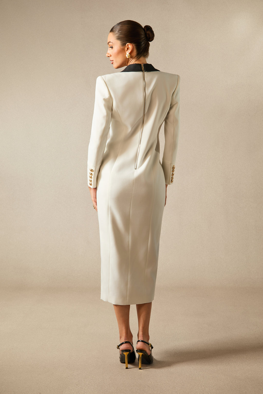 Detail des Spitzentaschenrevers des Blazer-Kleides - KYMA