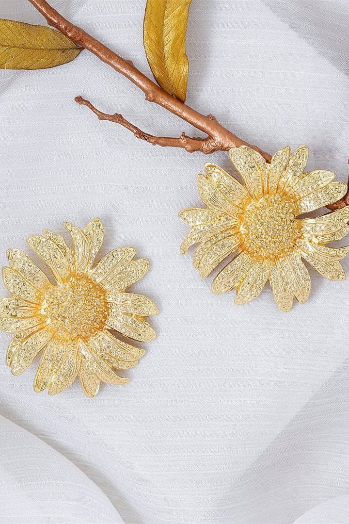 Ohrringe mit Sonnenblumen-Motiv, die im Licht funkeln
