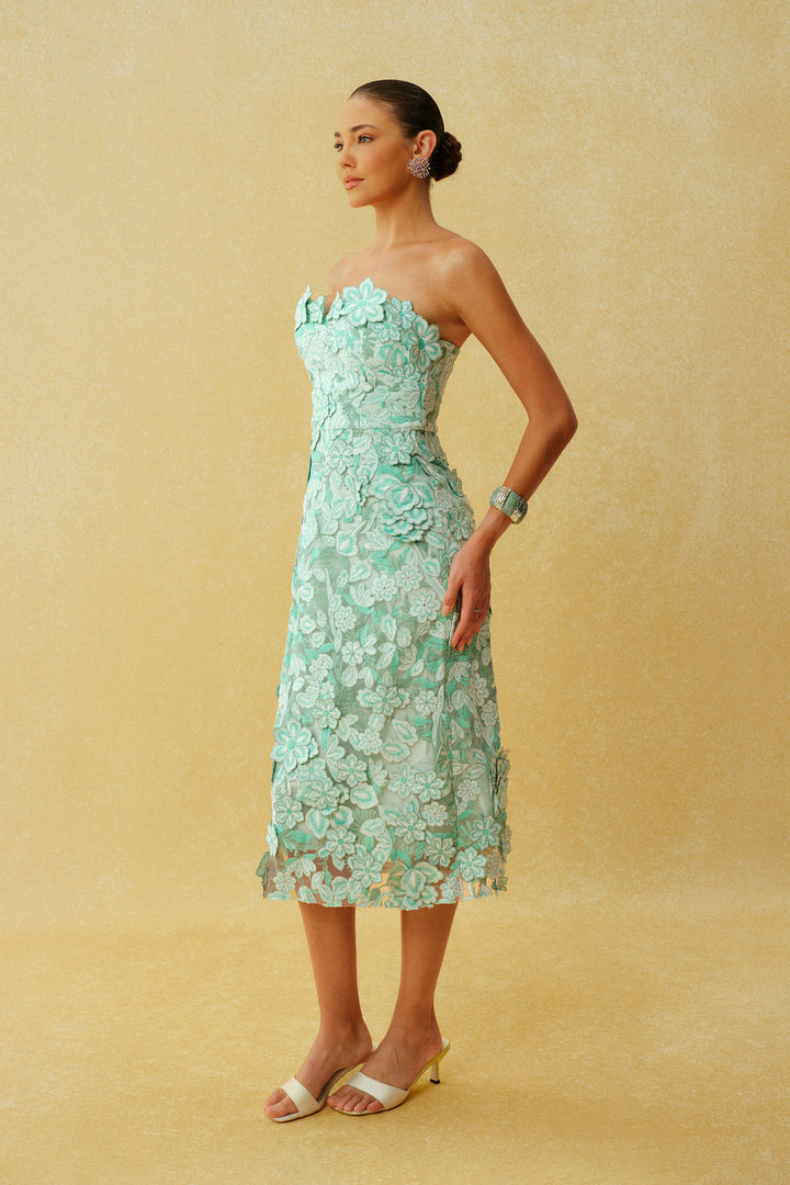 Spezielle Einladung mintgrünes trägerloses Midikleid mit Blumenstickerei Taille Detail