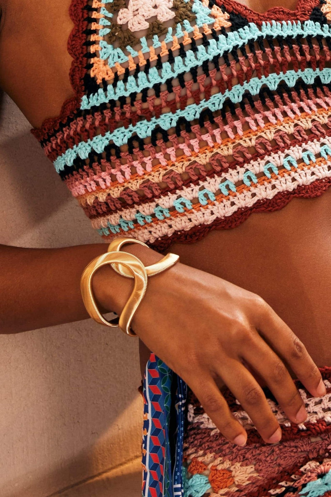 Detailansicht der Metallic-Textur des Armbands - KYMA