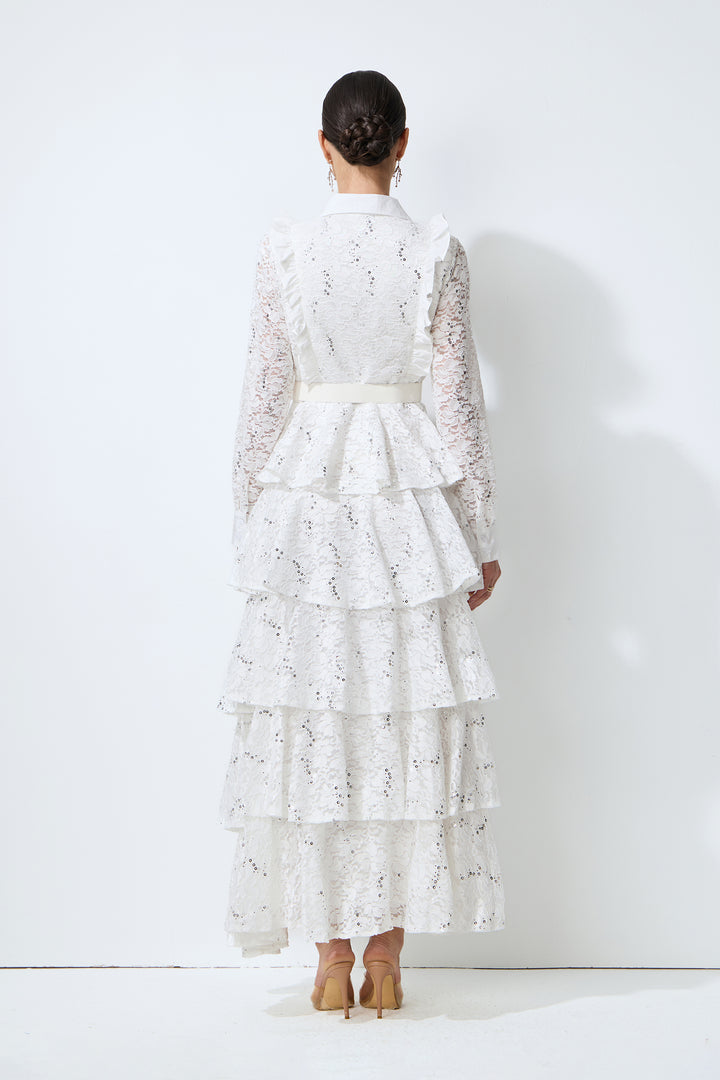 Modell trägt das weiße Spitzen-Maxikleid – KYMA