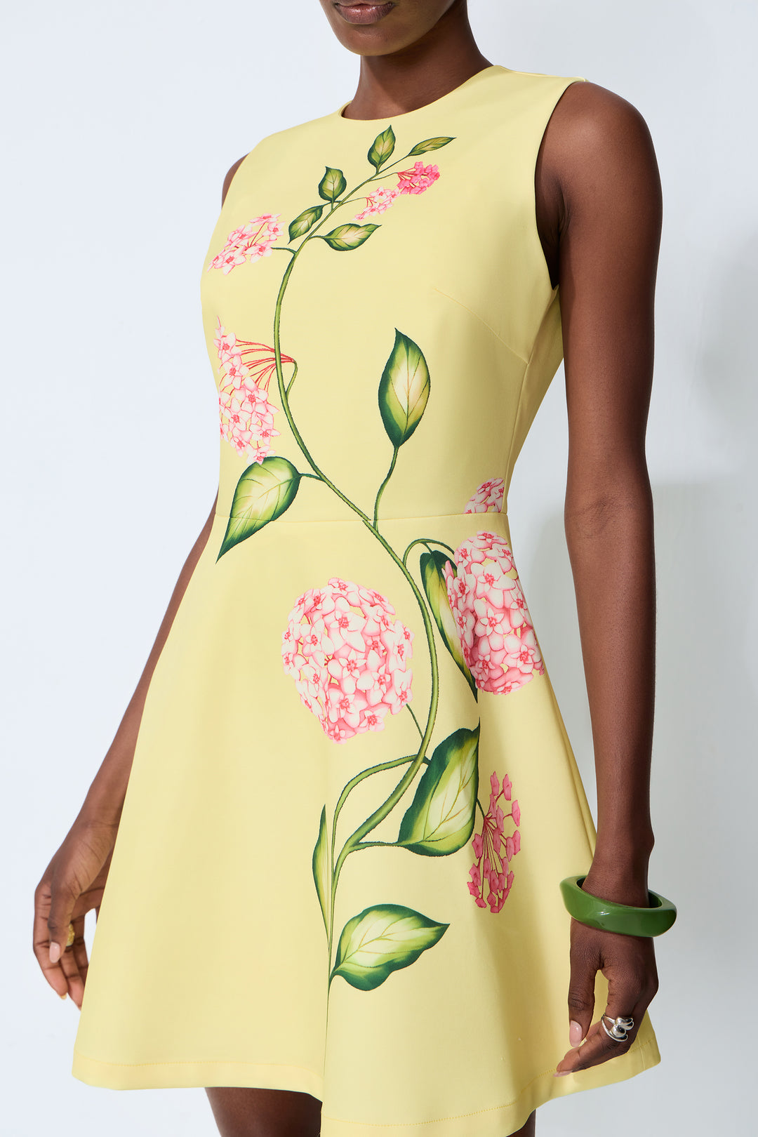 Sunny Darling Gelbes ärmelloses Minikleid mit Blumenmuster mit Clutch - KYMA