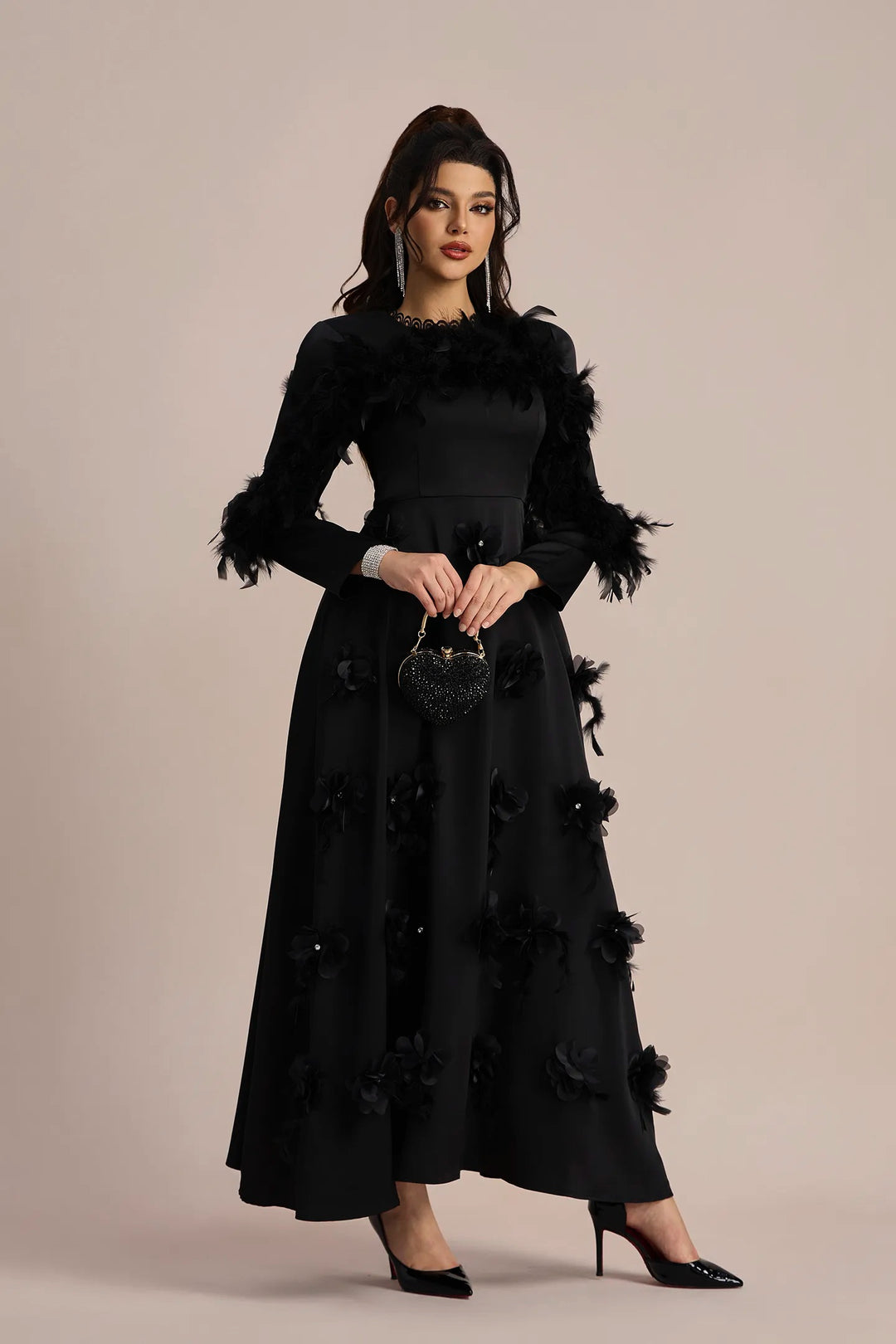 Theresa Maxikleid mit Blumenapplikationen und langen Ärmeln - KYMA