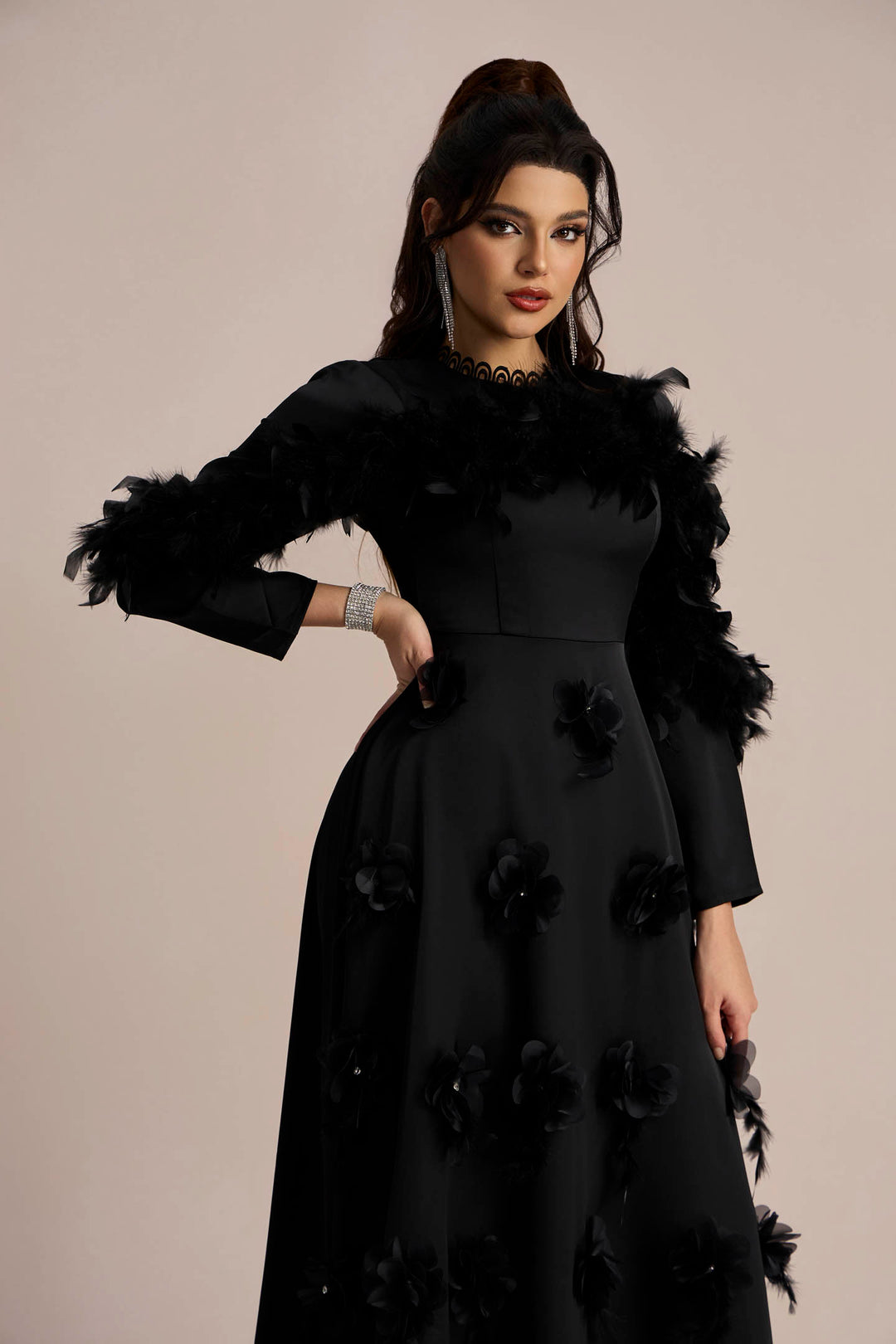 Maxikleid mit floralen Details und langen Ärmeln - KYMA