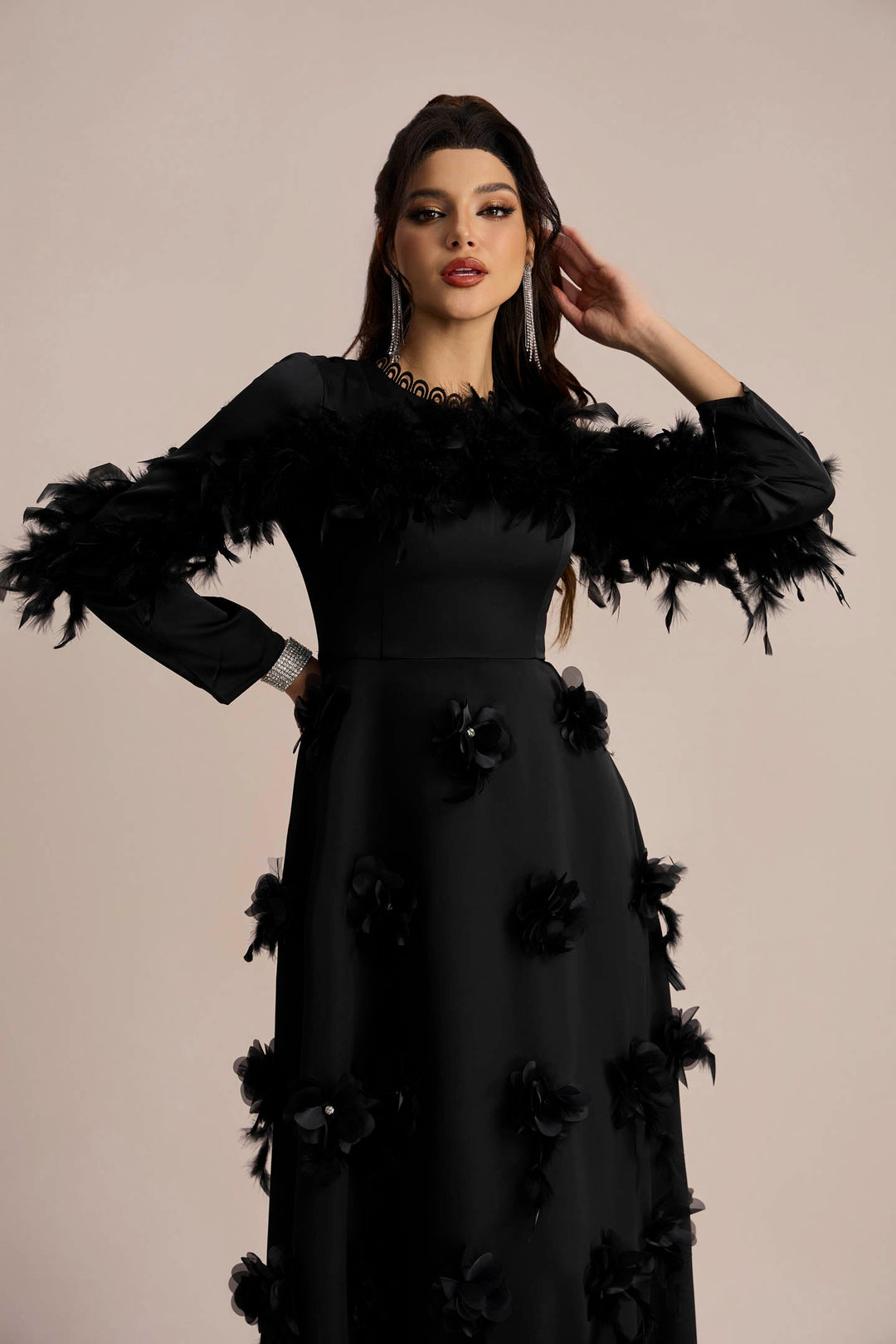 Detailansicht der Blumenapplikationen auf dem Kleid - KYMA