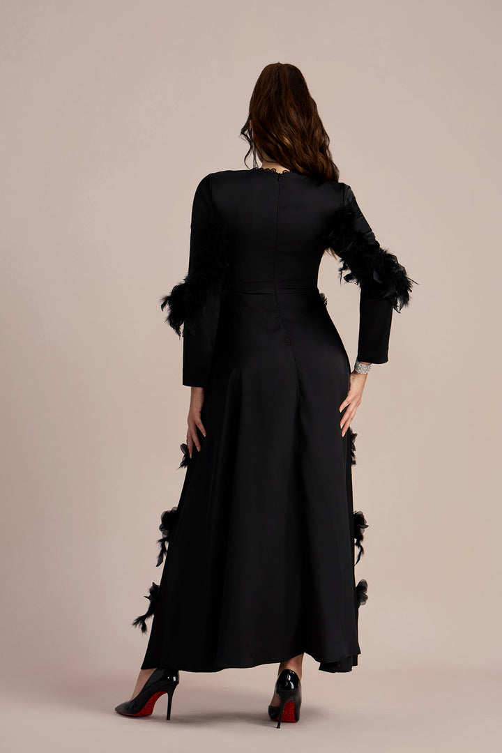 Fotomodell trägt das Theresa Maxikleid - KYMA