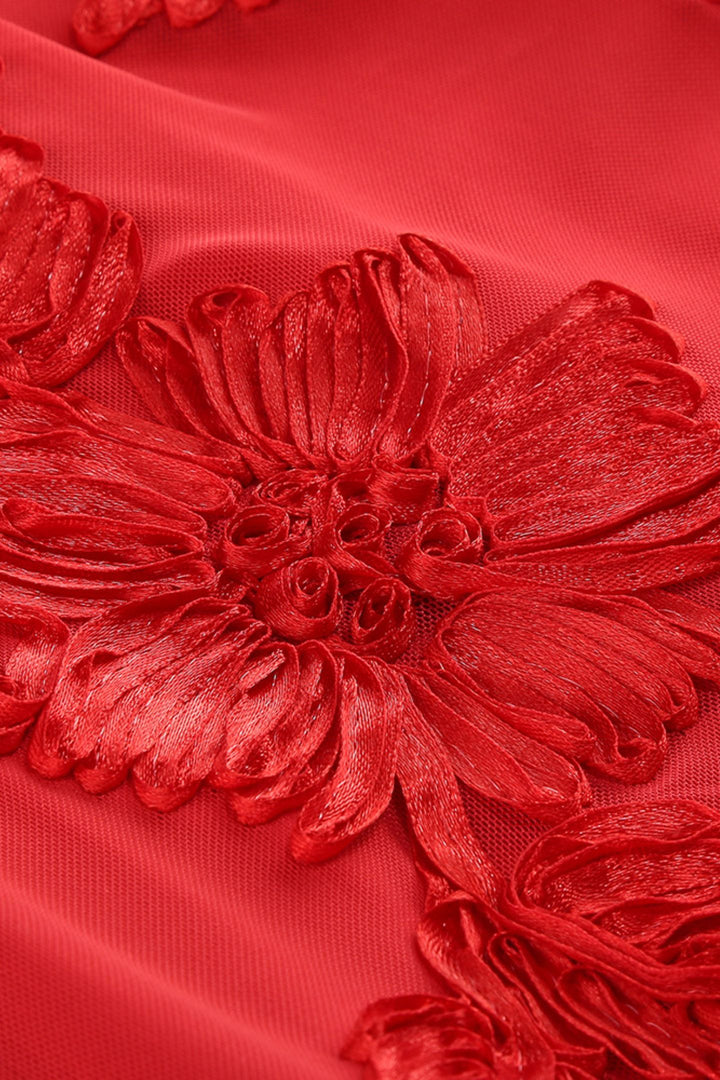 Model posiert in Trista 3D Blumen Halter Maxi-Kleid - KYMA