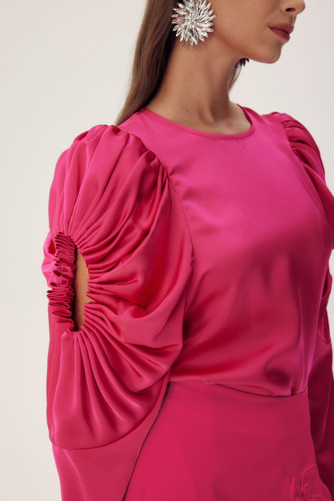 Una Satinbluse mit Puffärmeln im Detail - KYMA