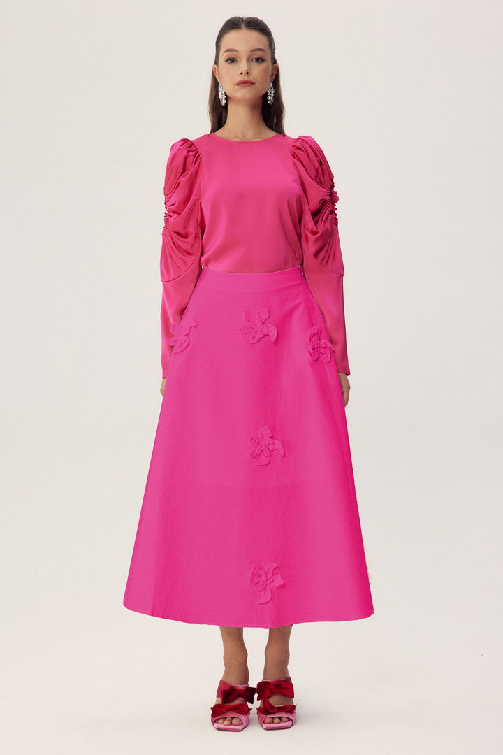 Detailaufnahme des Stoffes der Una Satinbluse - KYMA