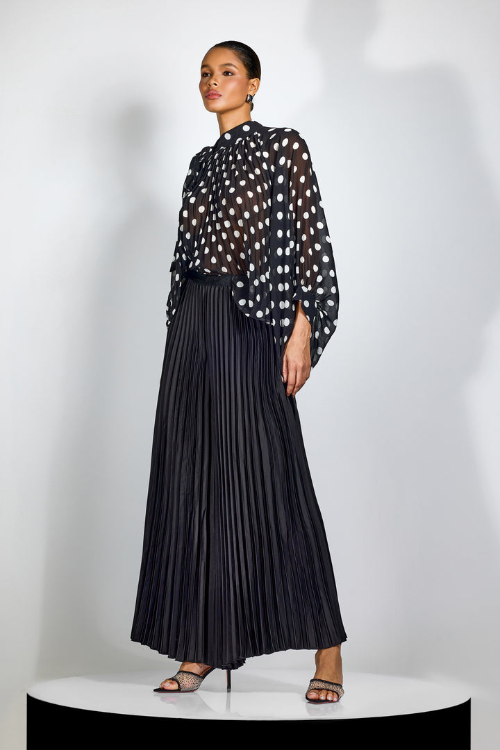 Vania Tupfen-Bluse aus transparentem Chiffon – Modellansicht – KYMA
