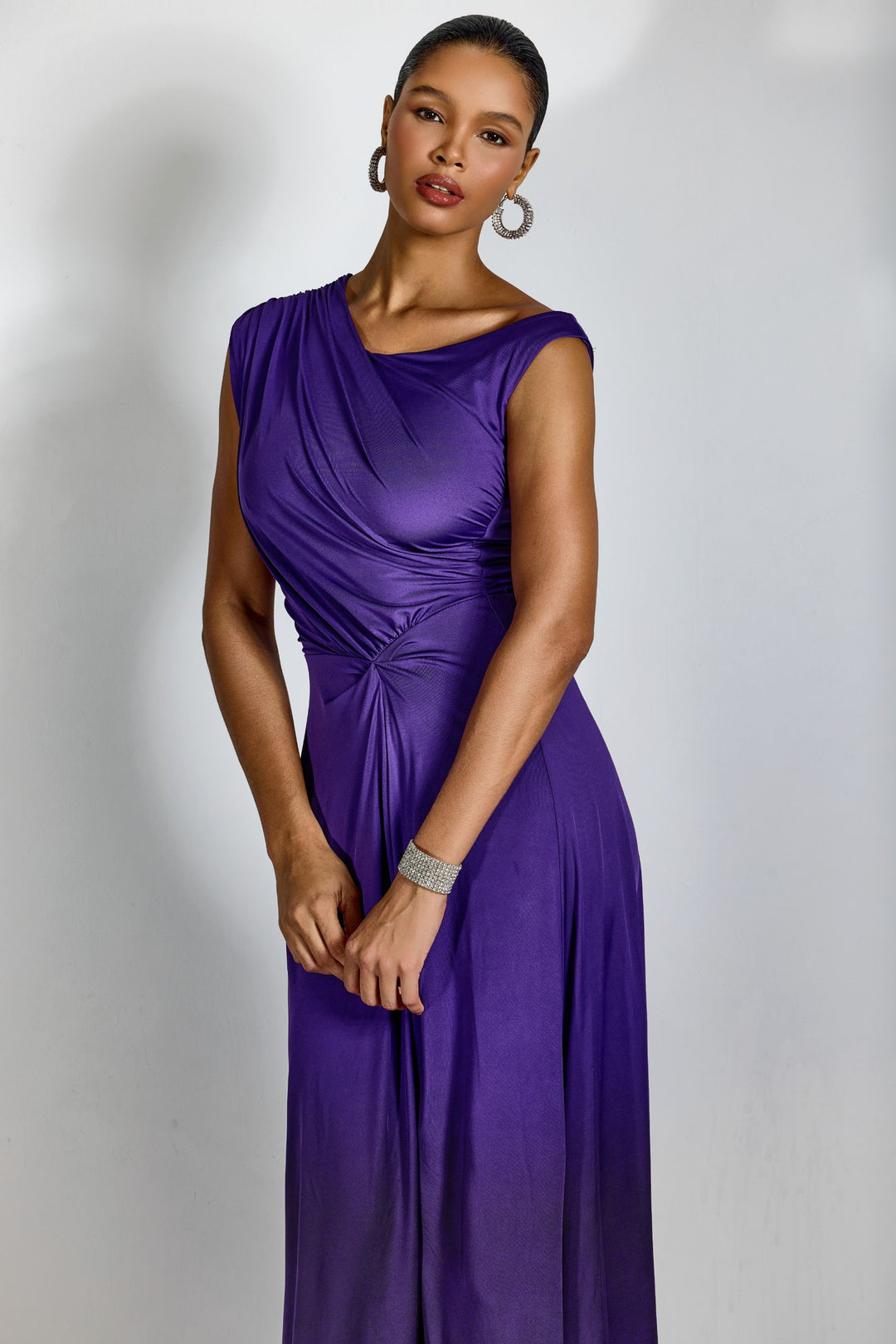 Model trägt das Veleda Maxikleid - KYMA