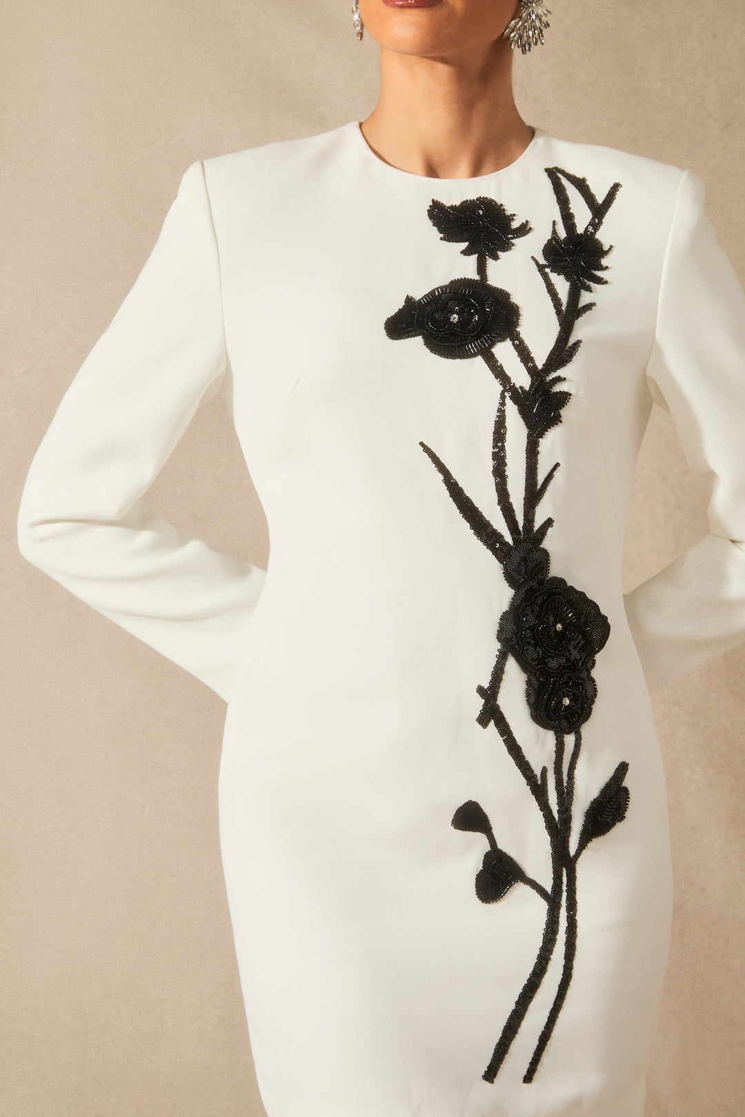 Venus Mini-Kleid mit Blumenstickerei und Perlen Detailansicht - KYMA