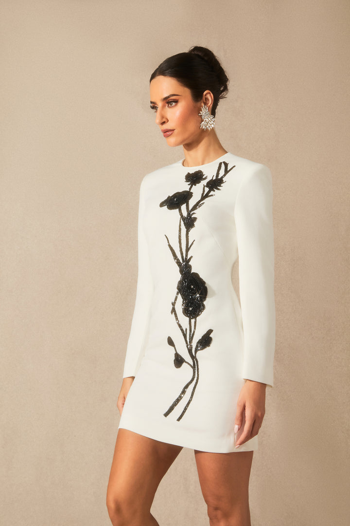 Venus Mini-Kleid mit Blumenstickerei und Perlen am Model - KYMA