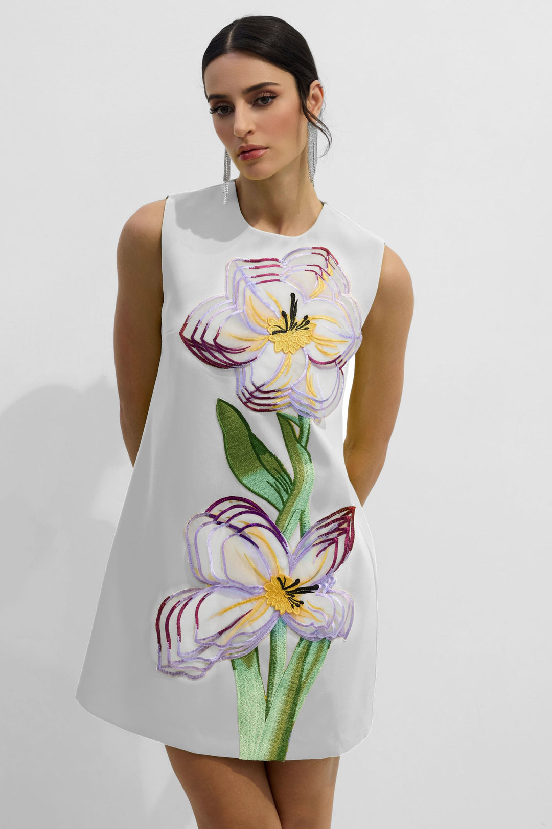 Vera ärmelloses Minikleid mit floraler Applikation Saum - KYMA