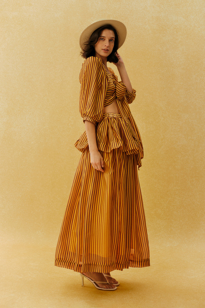 Model trägt das gestreifte Set, Off-Shoulder-Oberteil