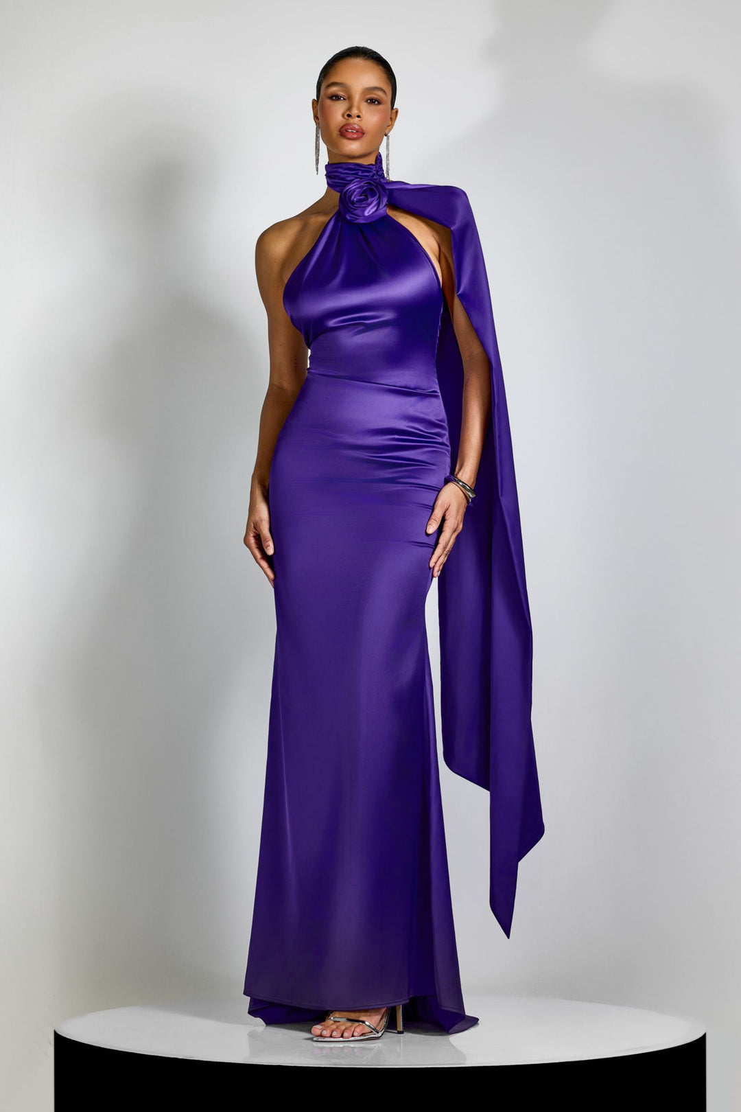 Verna Neckholder Blumen-Maxikleid aus Satin - KYMA