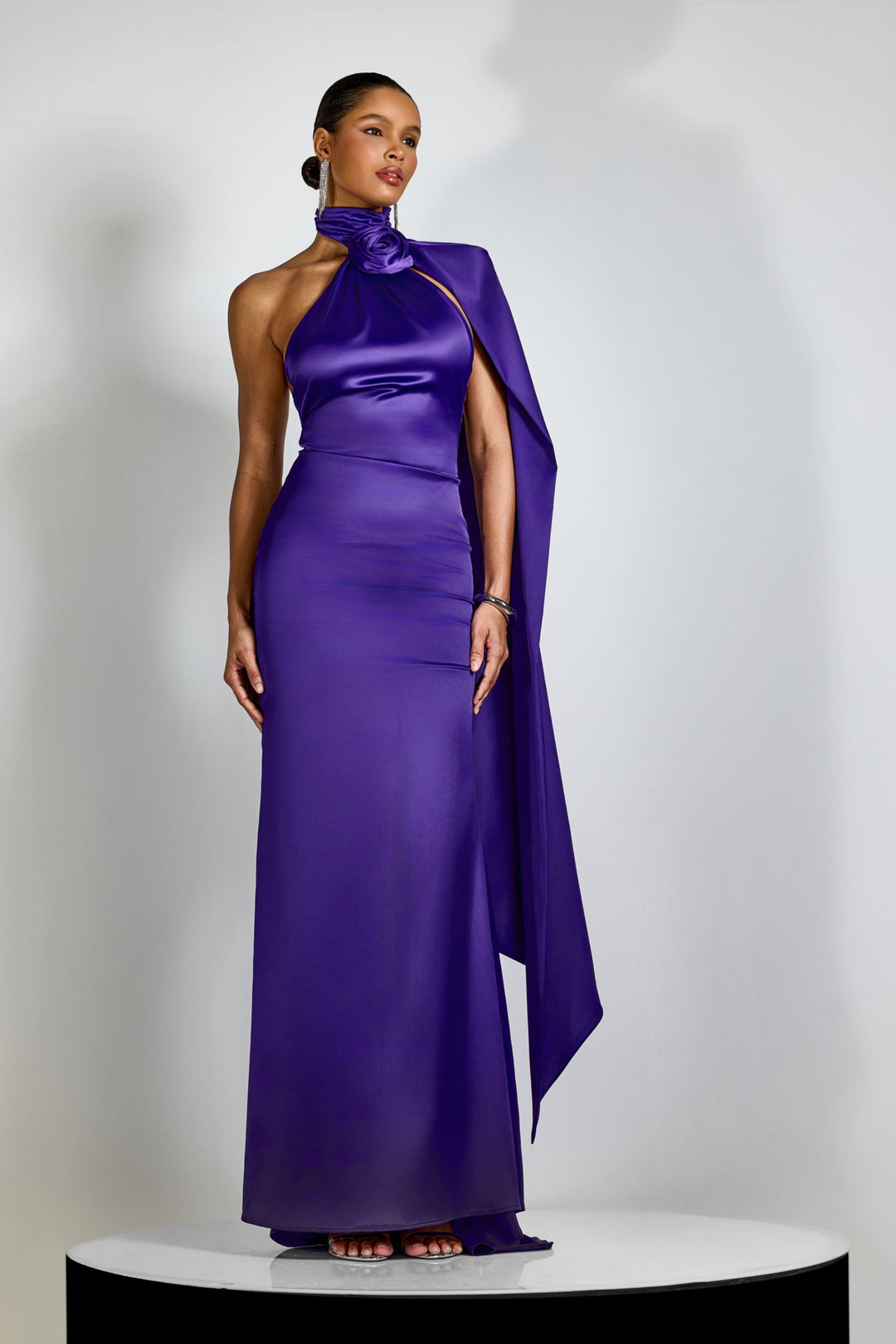 Model trägt das Satin-Maxikleid in elegantem Setting - KYMA