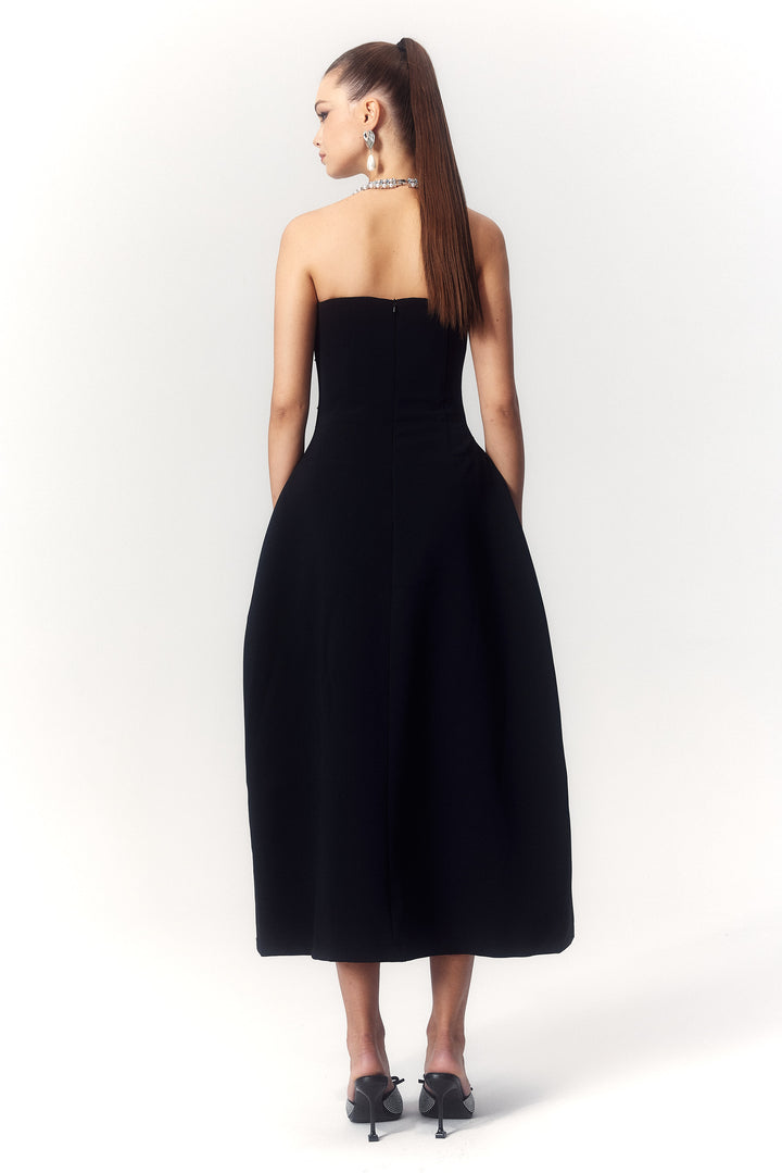 Detailansicht der Ärmellosigkeit am Midi-Kleid - KYMA