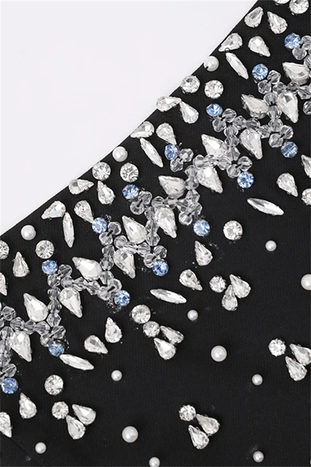 Ganzkörperansicht des eleganten Midi-Kleids - KYMA