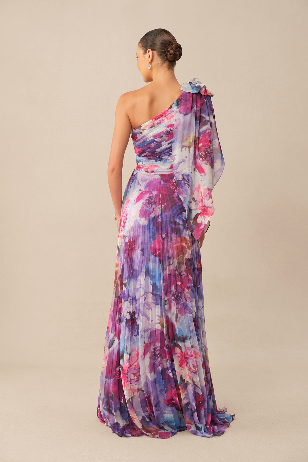 Lila Maxikleid mit Blumenprint und One-Shoulder-Träger – KYMA