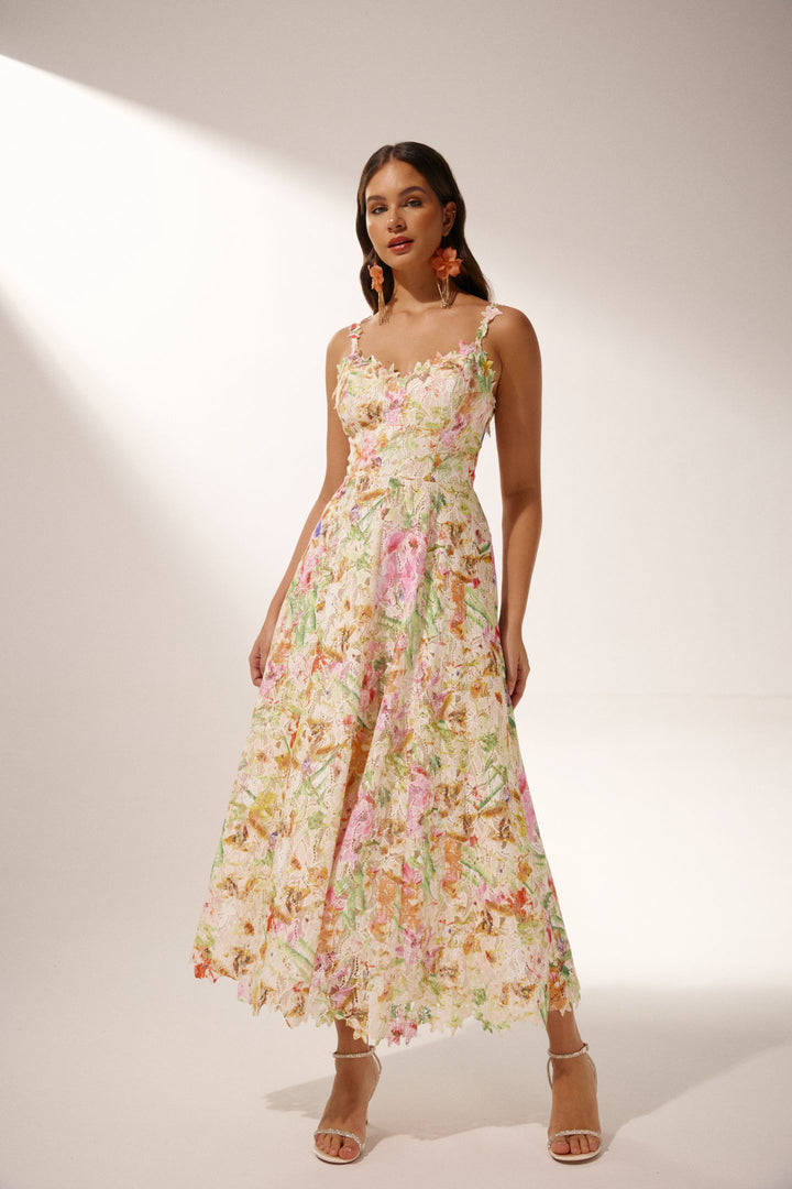 Das Kleid wird von einem Model präsentiert - KYMA