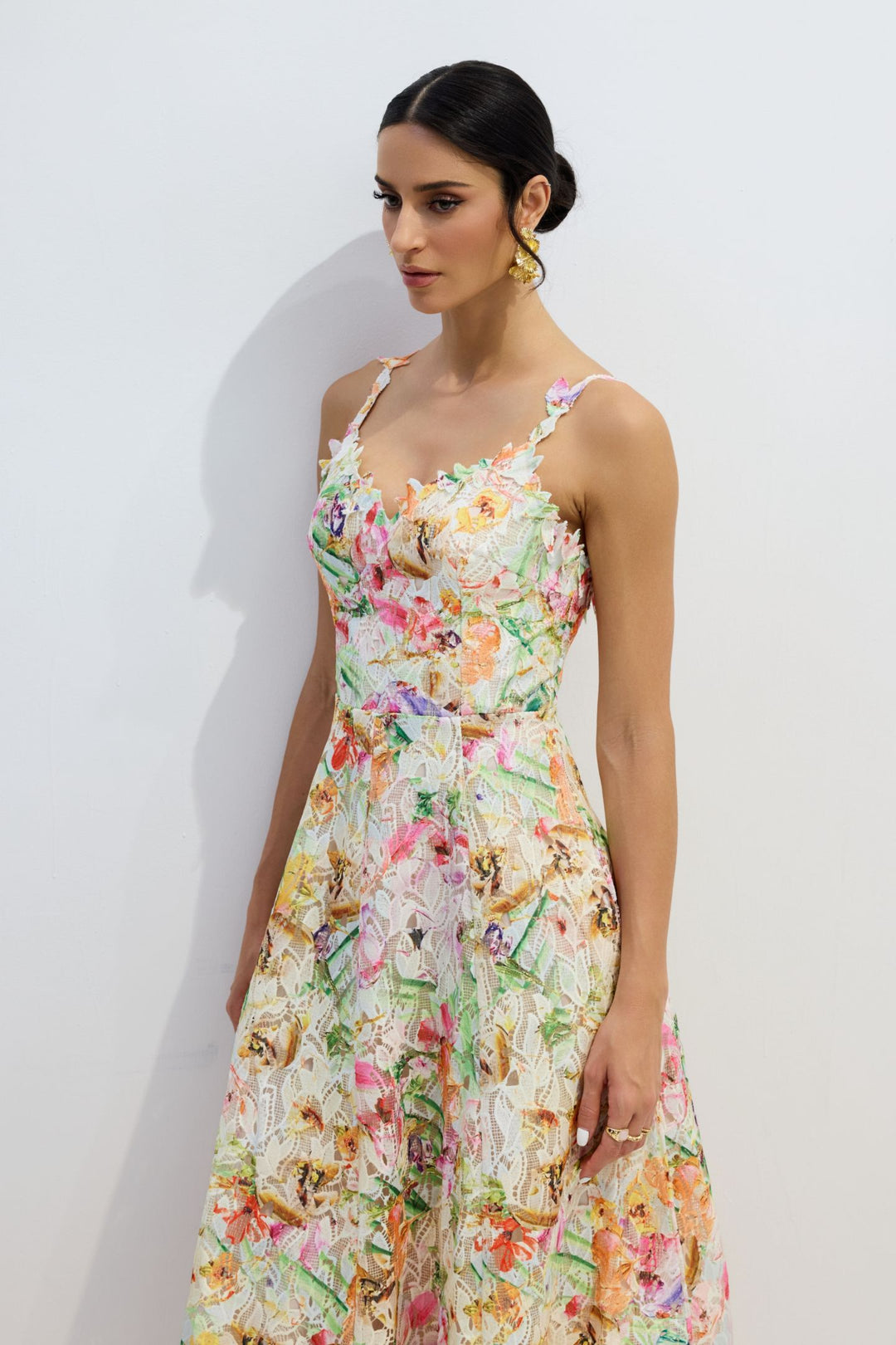 Nahaufnahme der Blumenstickerei am Kleid - KYMA