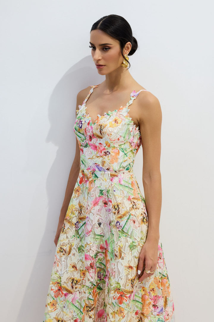 Nahaufnahme der Blumenstickerei am Kleid - KYMA