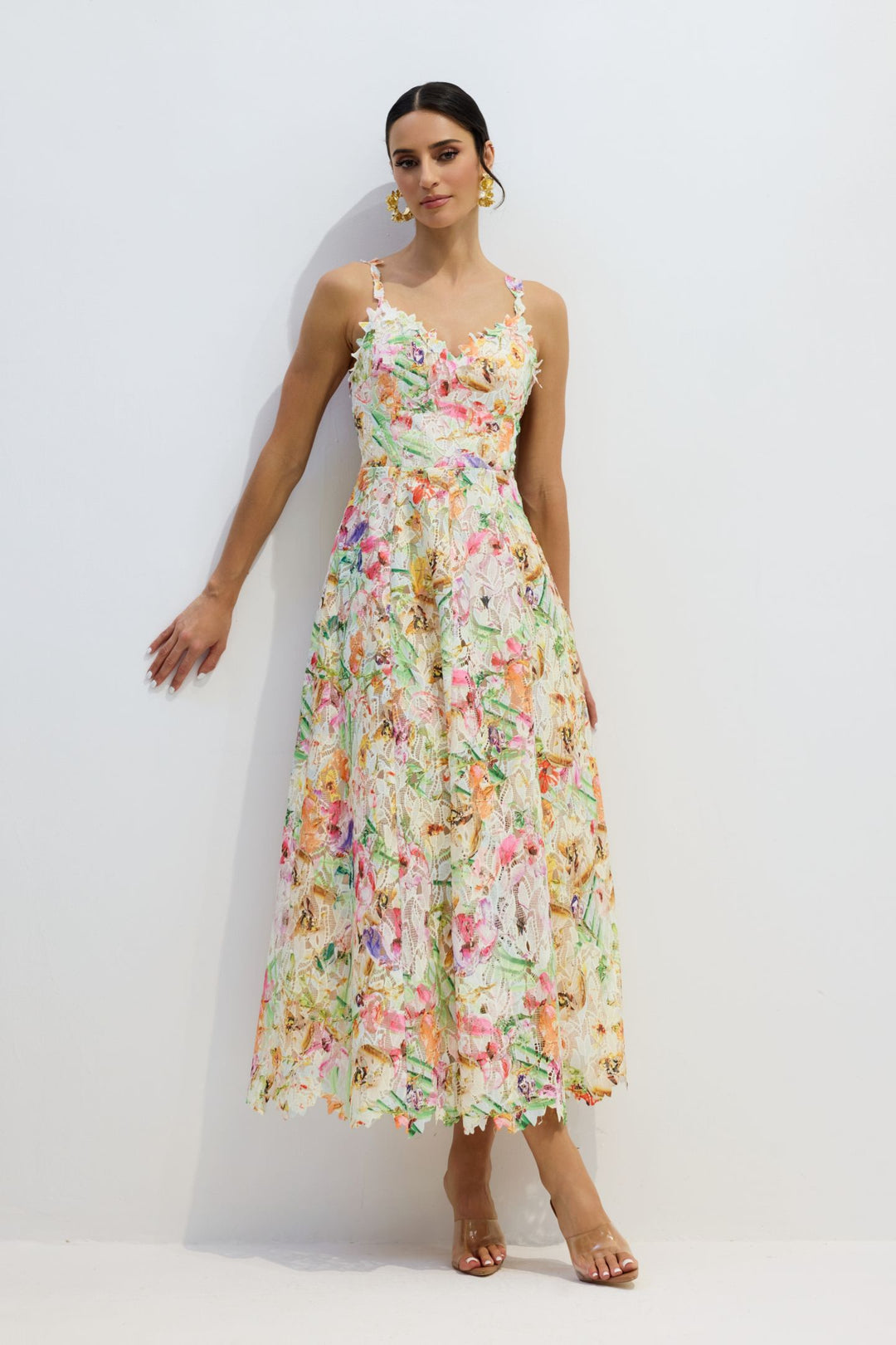 Das Midikleid von der Seite getragen - KYMA