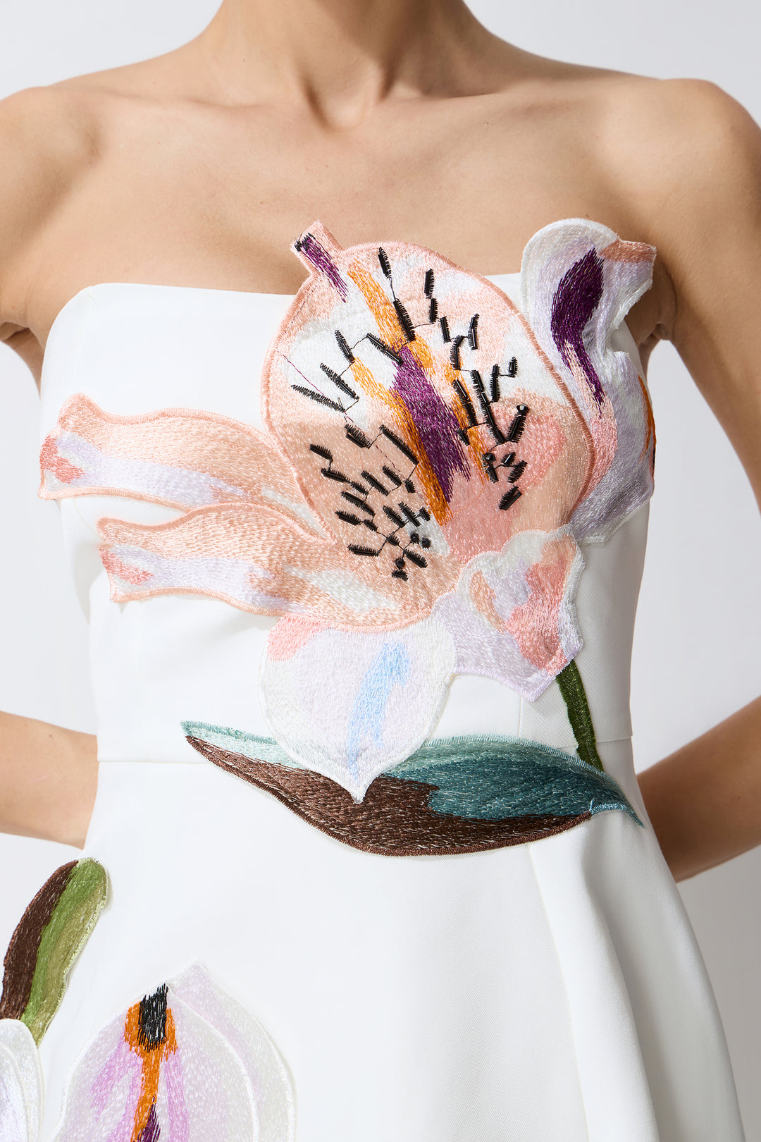 Detailansicht der floralen Applikation auf dem Kleid