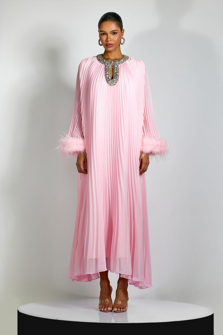 Yvonne Diamante gefedertes plissiertes Maxi-Chiffonkleid vorne