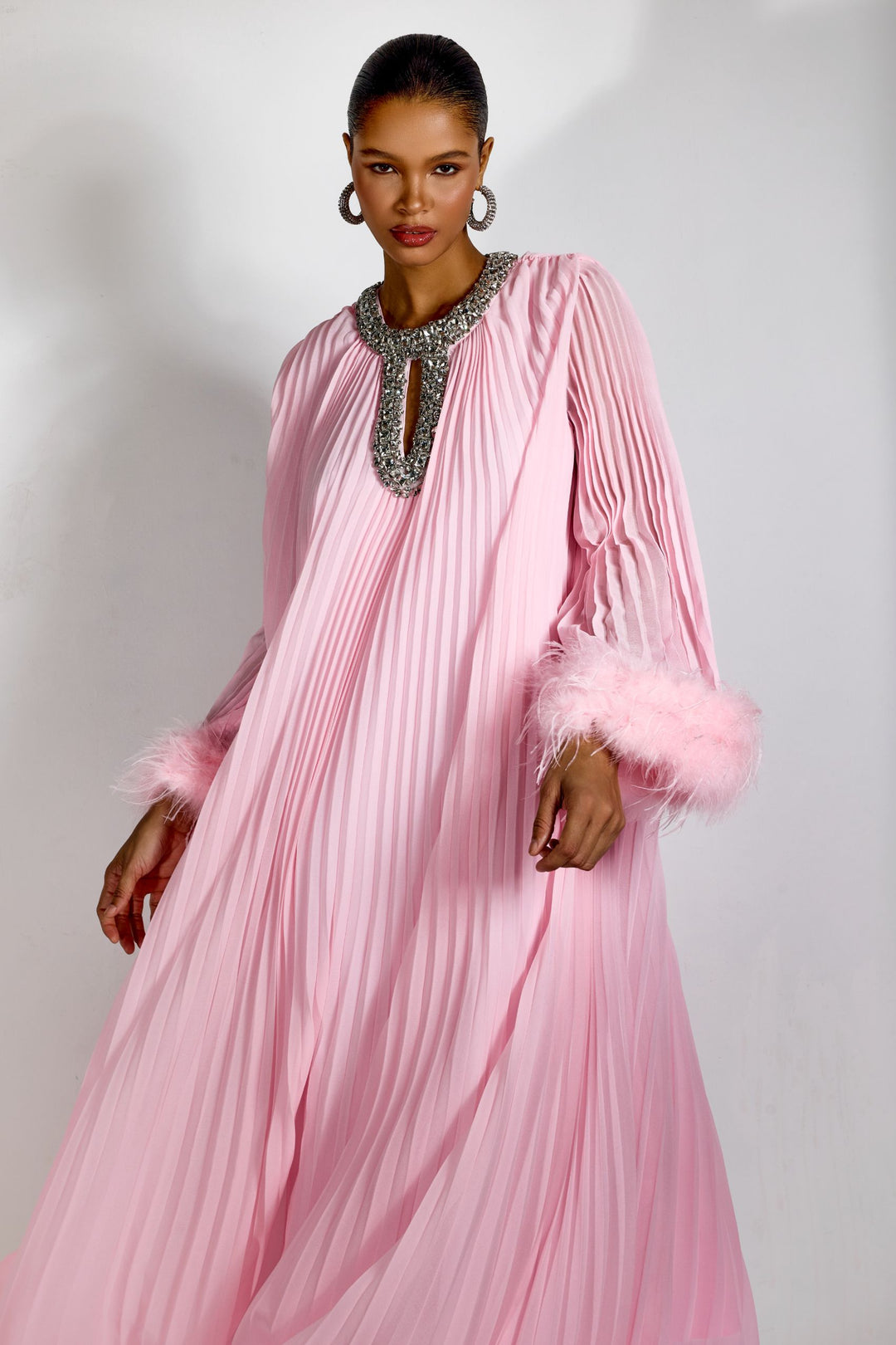 Yvonne Kleid mit Diamantkragen und Federärmeln