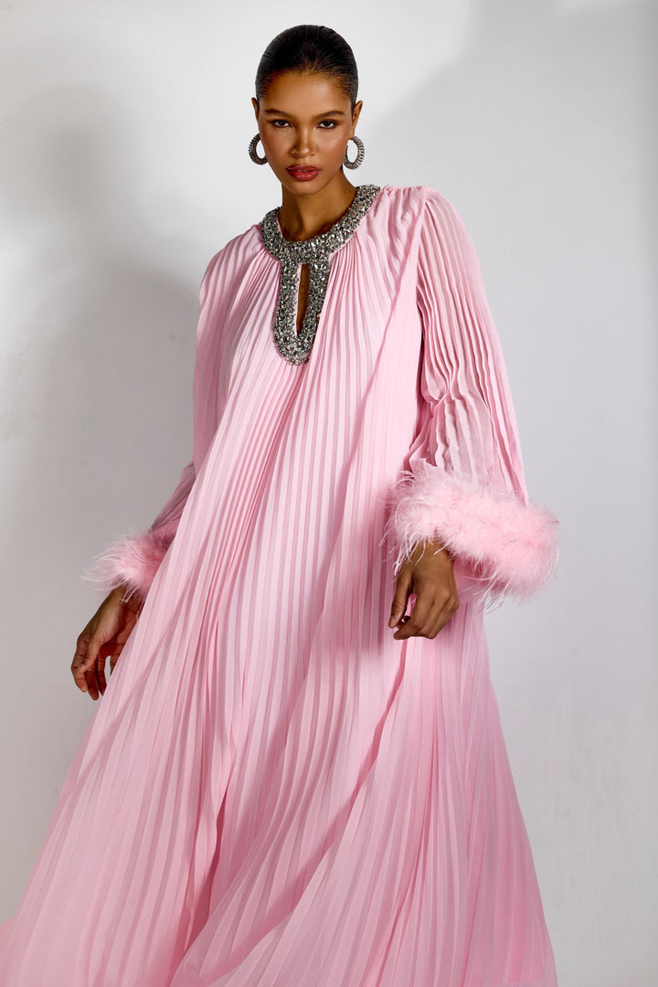 Yvonne Kleid mit Diamantkragen und Federärmeln