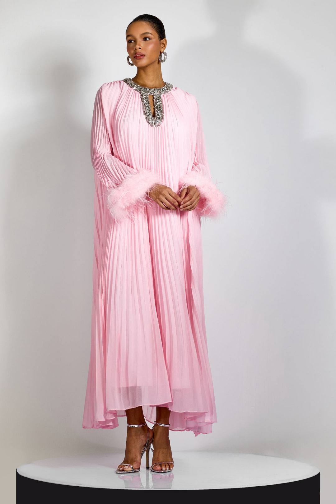 Detailansicht der Federn am Yvonne Kleid