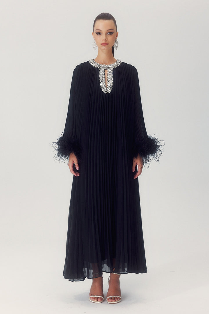 Elegantes Maxikleid aus plissiertem Chiffon mit Diamant-Kragen und Feder-Ärmeln - KYMA