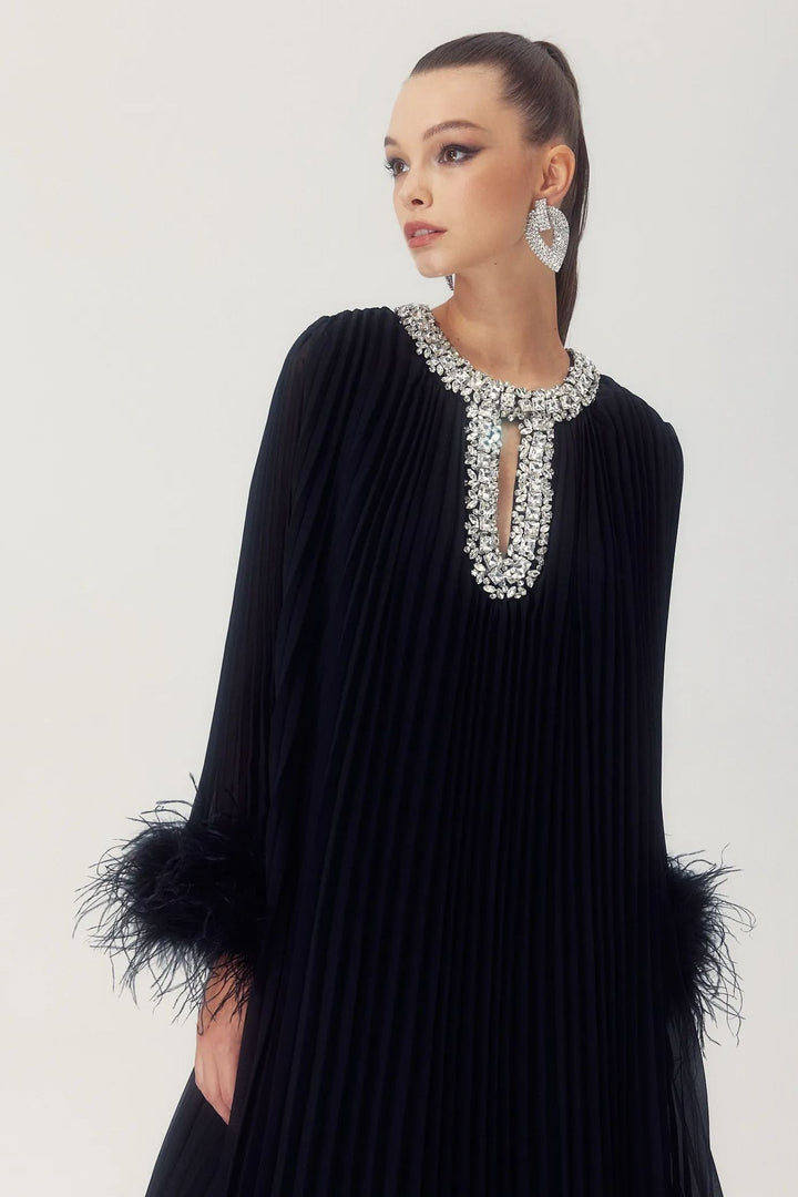 Model trägt das elegante Maxikleid bei einer Abendveranstaltung - KYMA