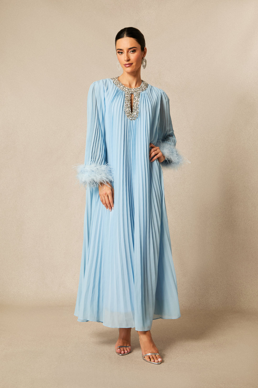 Yvonne Diamant-gefedertes plissiertes Maxi-Chiffonkleid Vorderansicht KYMA
