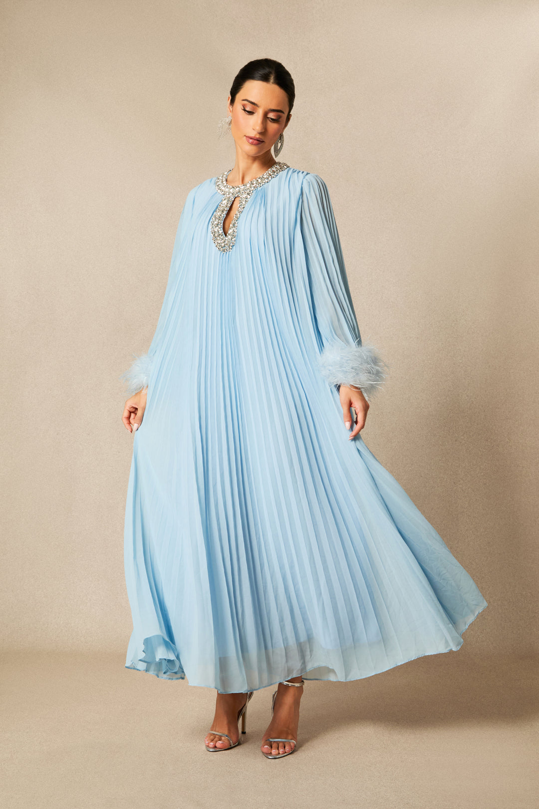Detail der gefiederten Ärmel am Yvonne Kleid KYMA