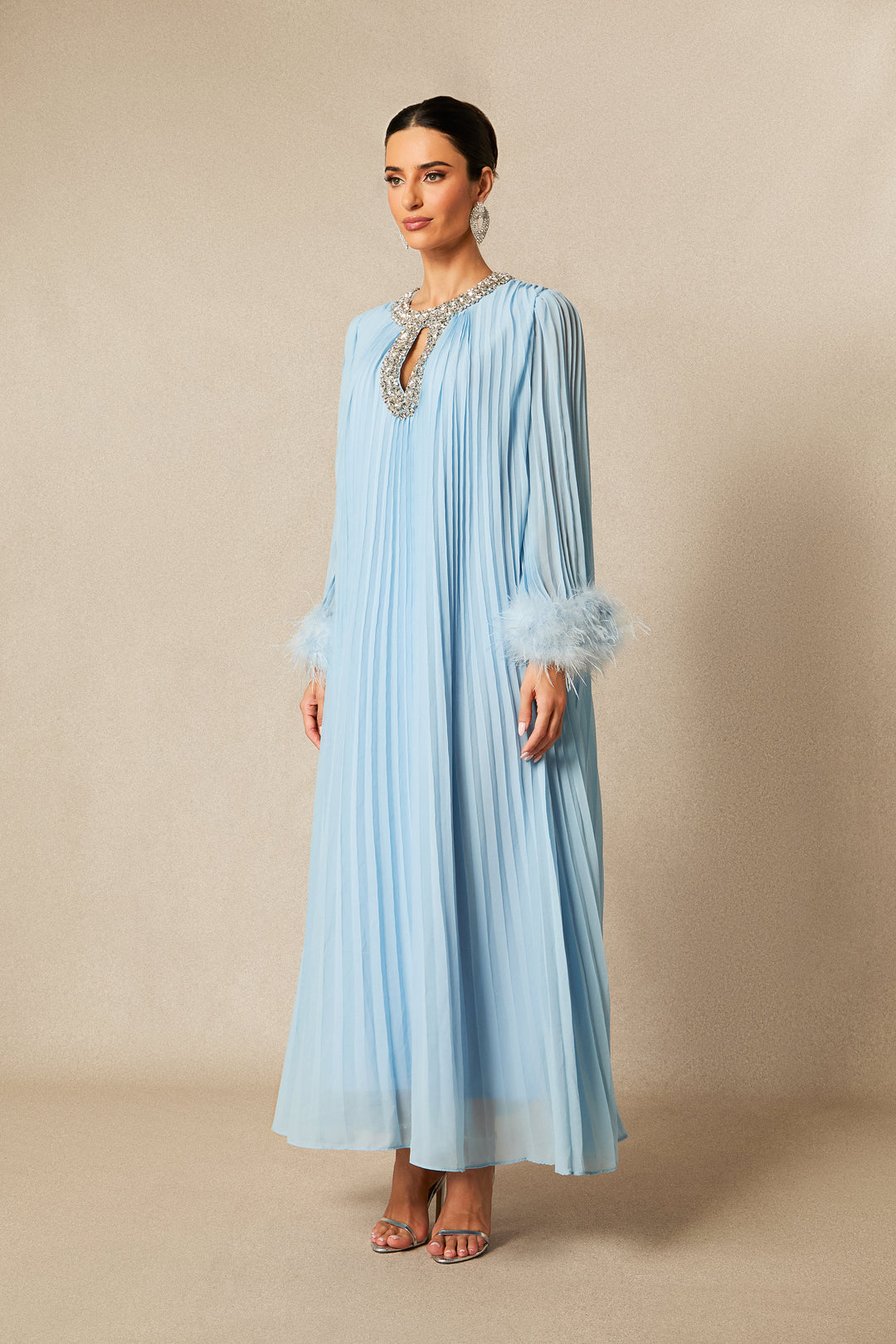 Yvonne Kleid in voller Länge auf einem Model KYMA