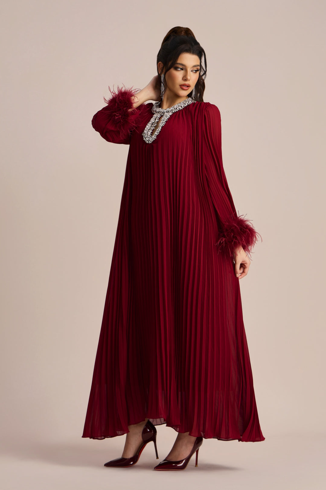 Yvonne Diamante gefiedertes plissiertes Maxi-Chiffonkleid Vorderansicht - KYMA