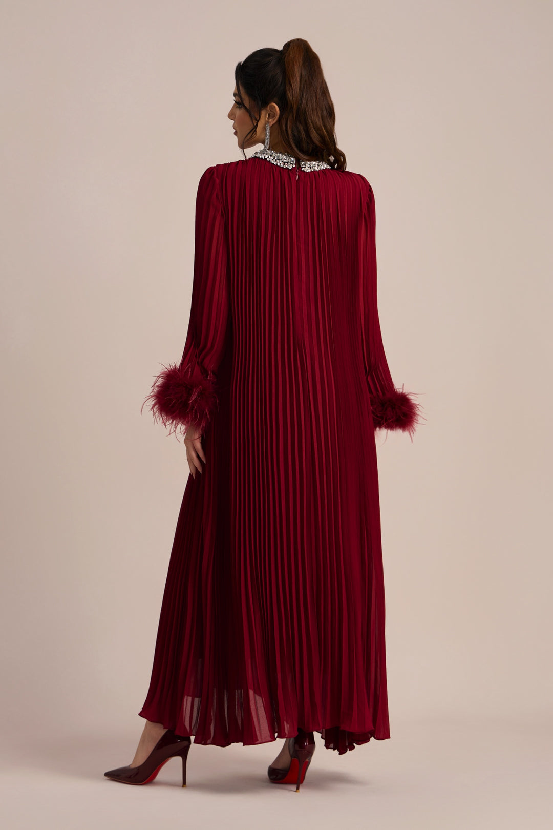 Yvonne Diamante gefiedertes plissiertes Maxi-Chiffonkleid Stoffdetail - KYMA