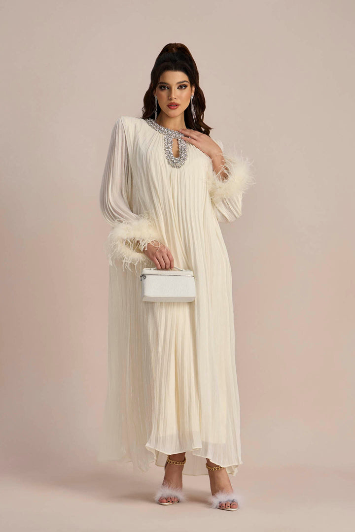 Yvonne Diamante gefiedertes plissiertes Maxi-Chiffonkleid – KYMA – Detailansicht Kragen