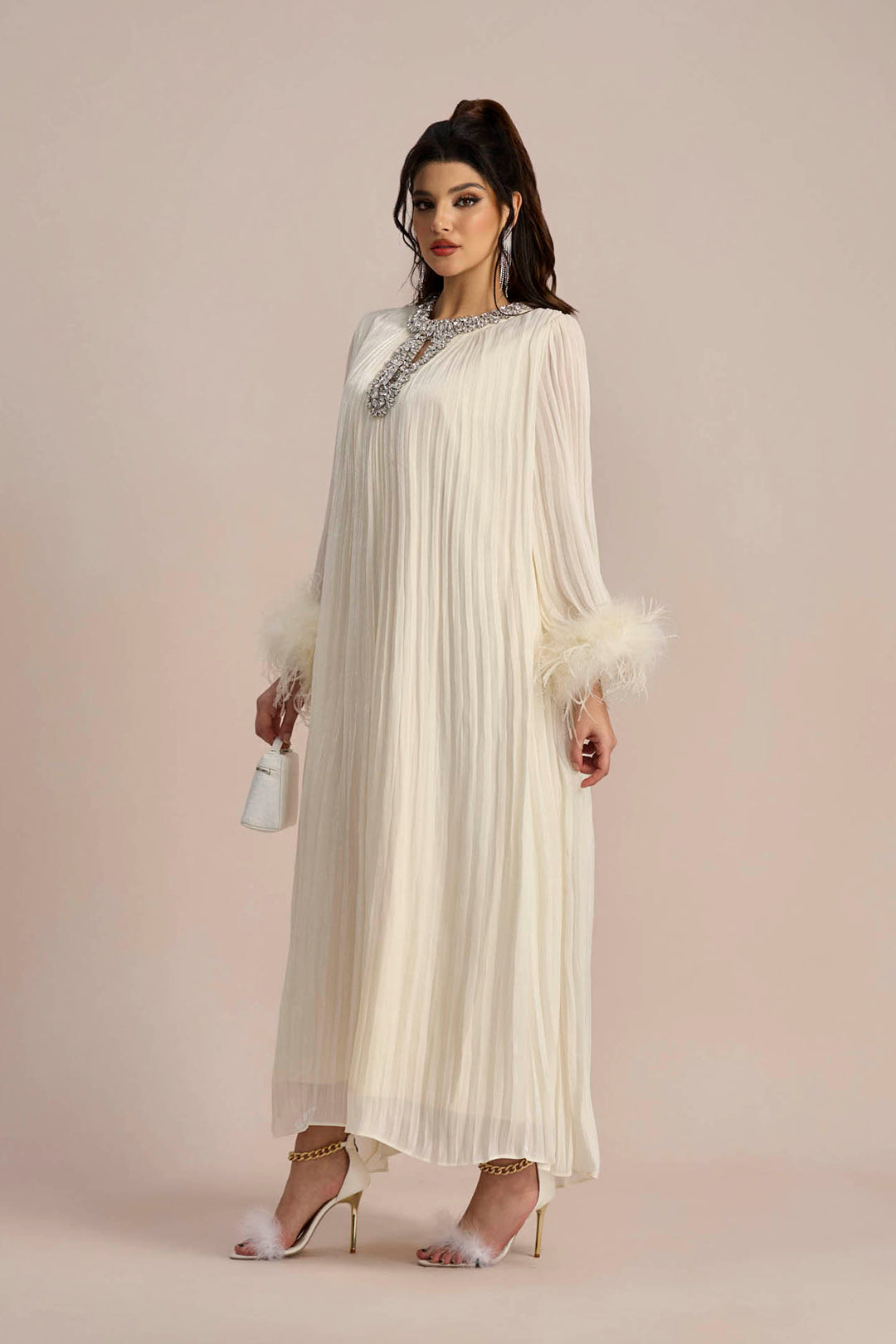 Yvonne Diamante gefiedertes plissiertes Maxi-Chiffonkleid – KYMA – Seitenansicht