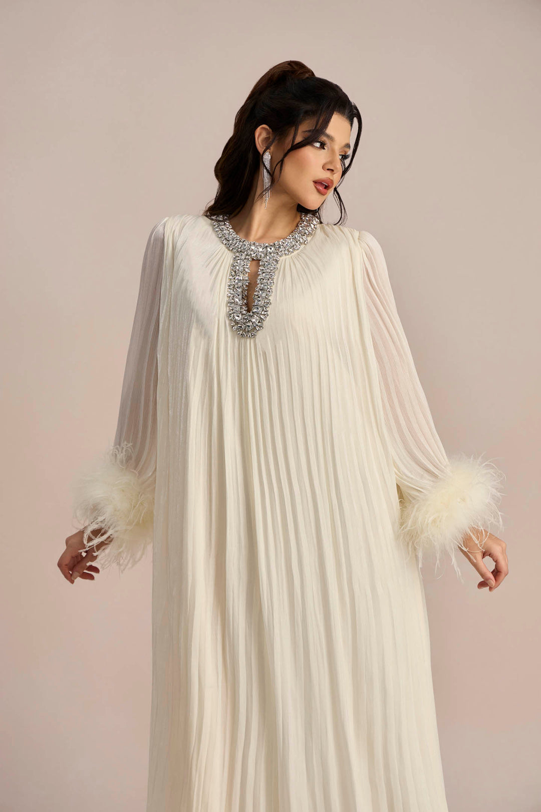 Yvonne Diamante gefiedertes plissiertes Maxi-Chiffonkleid – KYMA – Detail Ärmel