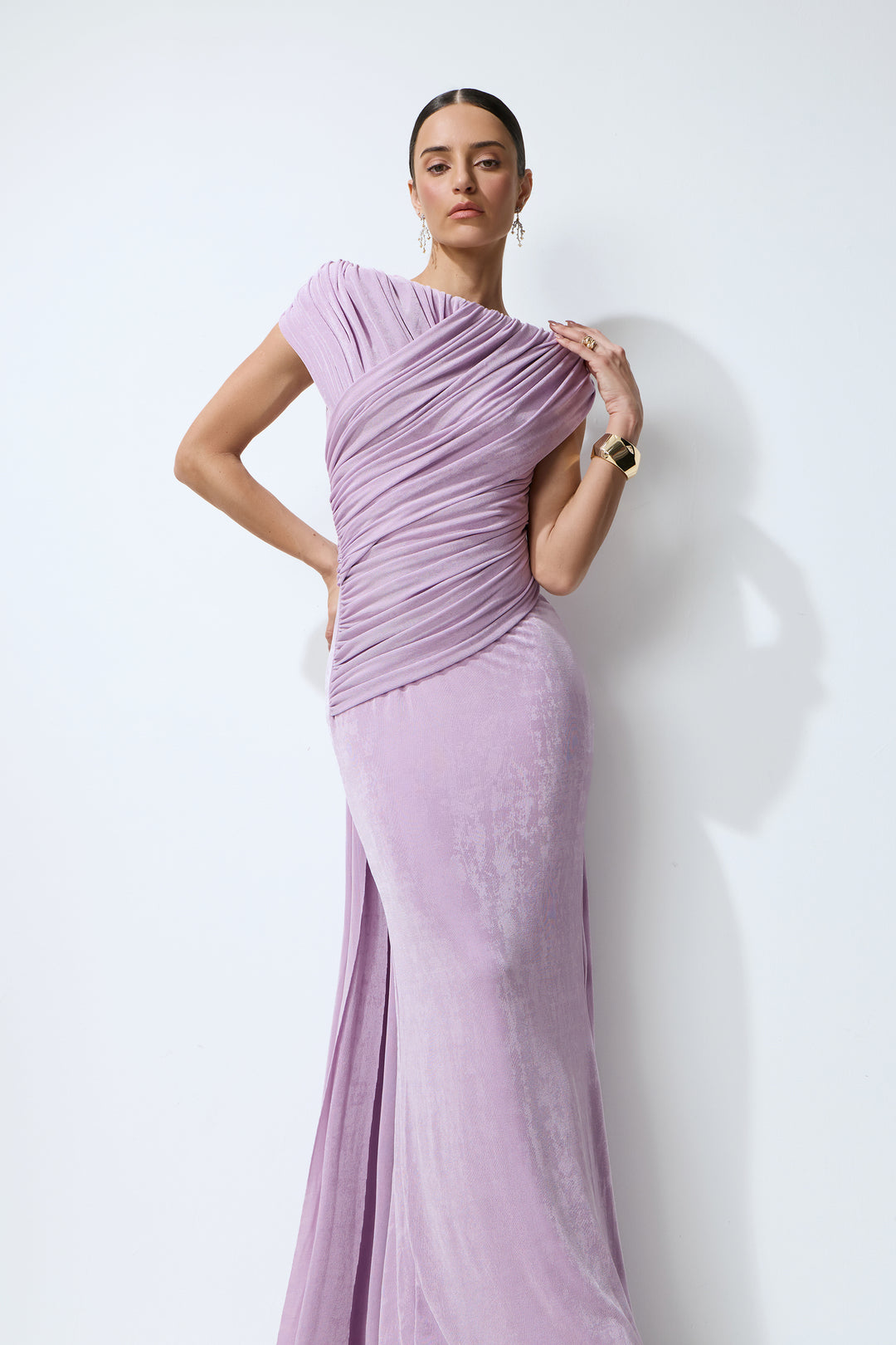 Lila One-Shoulder Maxikleid mit Raffung - Passformansicht - KYMA