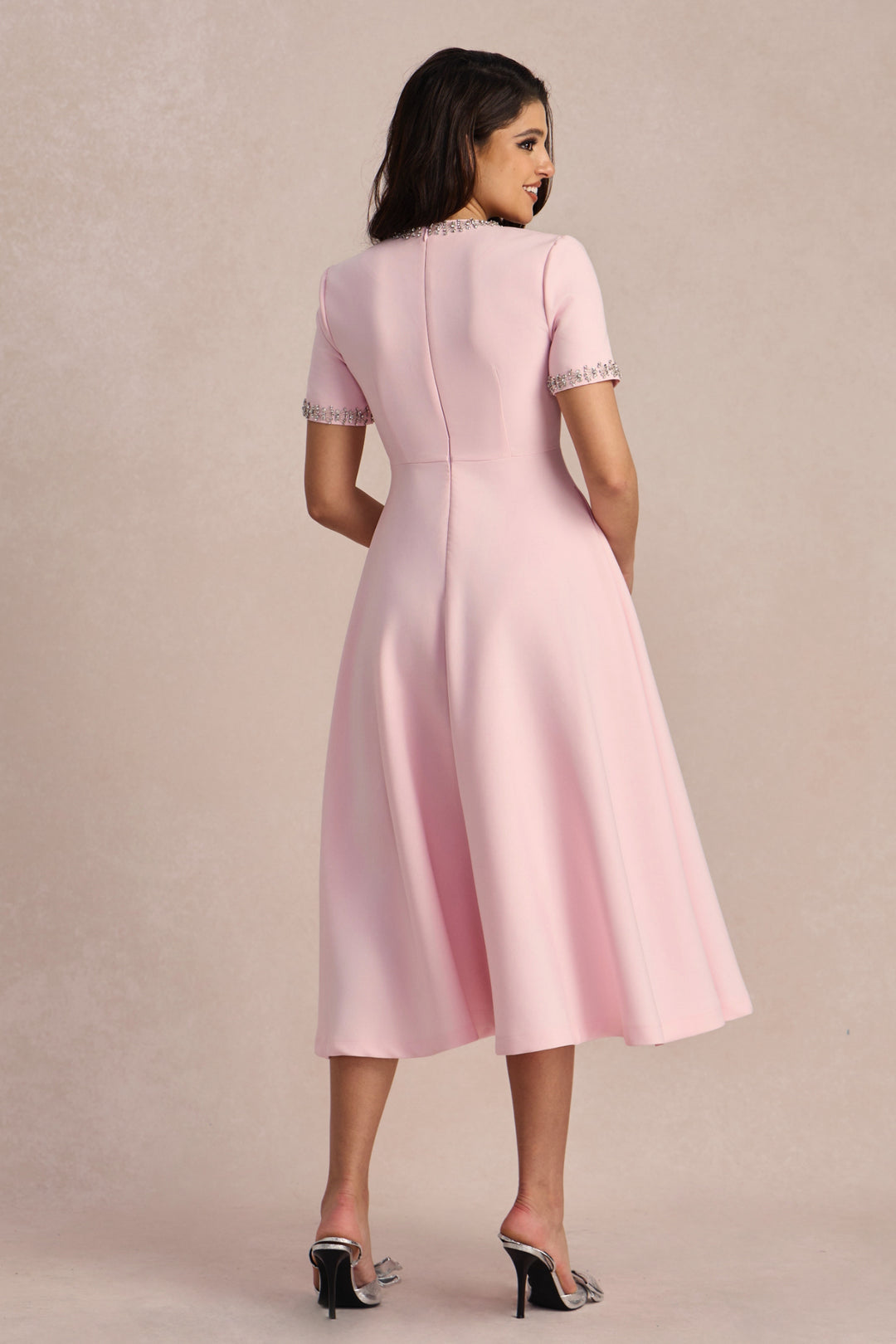 Zoe Midikleid, getragen mit Accessoires - KYMA