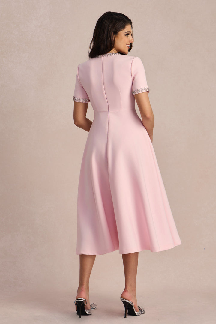 Zoe Midikleid, getragen mit Accessoires - KYMA